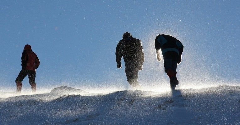 Téli ruházatunk feleljen meg az évszak és az időjárás követelményeinek, és minden esetben illeszkedjen a saját méretünkhöz. A túl nagy, vagy túl kicsi ruházat nem biztosítja a megfelelő vérkeringést, aminek télen kifejezetten súlyos következményei lehetnek.