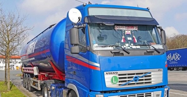 A veszélyes áru szállítását kizárólag ADR oktatási bizonyítvánnyal rendelkező sofőr végezheti. A bizonyítványt öt évente meg kell újítani. Az ADR oktatáson részt vett sofőrök megkapják az ADR-mentőcsomag alkalmazásához szükséges ismereteket is.