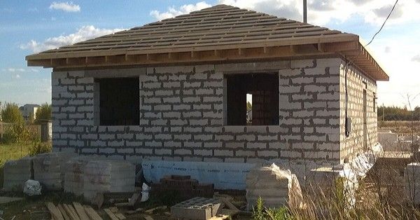 Az azbeszt a múltban gyakori összetevője volt számos építőiparban használatos anyagnak, például a szigeteléseknek, vagy a fibrocement alapú homlokzati díszburkolatoknak. Ezekben manapság már cellulózt használnak azbeszt helyett.