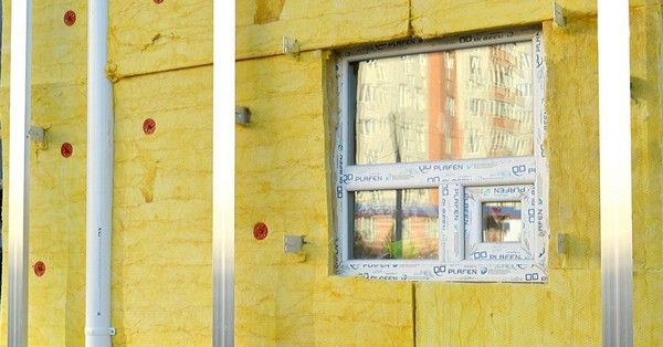 Az azbeszt az 1975 előtt épített házak tetőtéri és homlokzati szigetelésében gyakori, ha találkozunk vele, kérjük szakember segítségét, hiszen törvényileg az épületek azbesztmentesítését csak szakemberek végezhetik el.