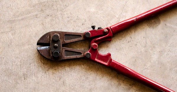 A kéziszerszámokat mindig vizsgáljuk át rozsda után, hiszen a rozsdásodással az élettartamuk jelentősen csökken, a mechanikai erőbehatásuk elleni tűrőképességükkel együtt, ezért a használatuk veszélyesebbé válhat.